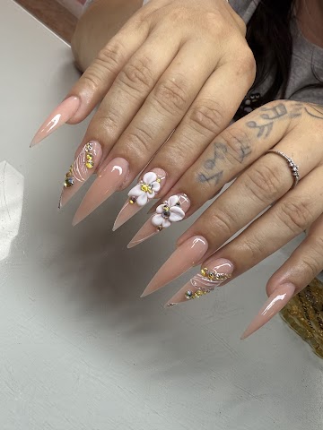 Nails For Queens, Nail Salons in Yuma
